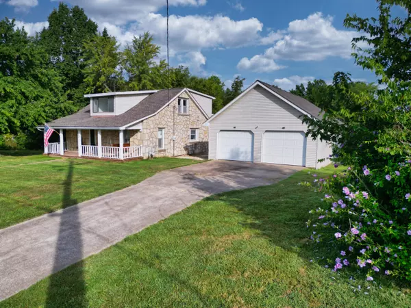 1032 S Summit DR, Holts Summit, MO 65043