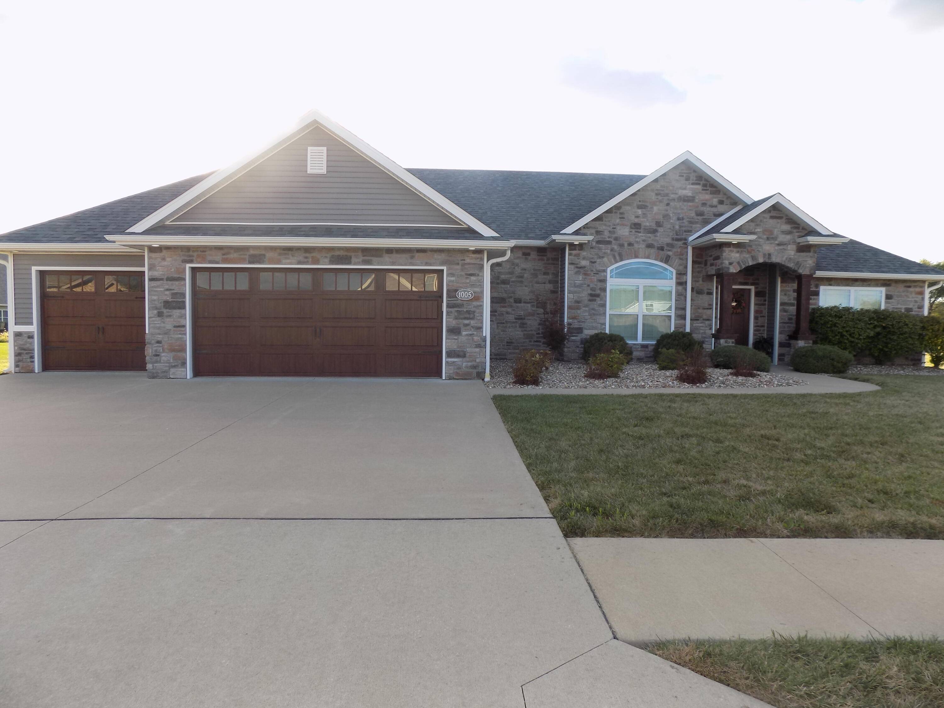 1005 Hampton DR, Centralia, MO 65240