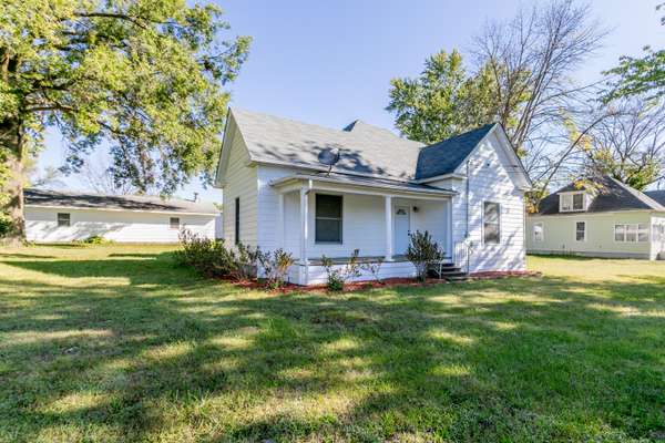 303 E Stone ST, Sturgeon, MO 65284