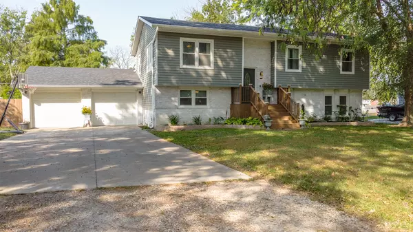 419 Orchard ST, Centralia, MO 65240