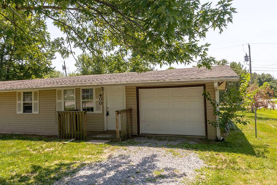 402 Meadow LN, Hallsville, MO 65255