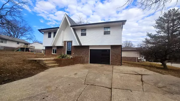 1509 Fairlawn CT, Jefferson City, MO 65109