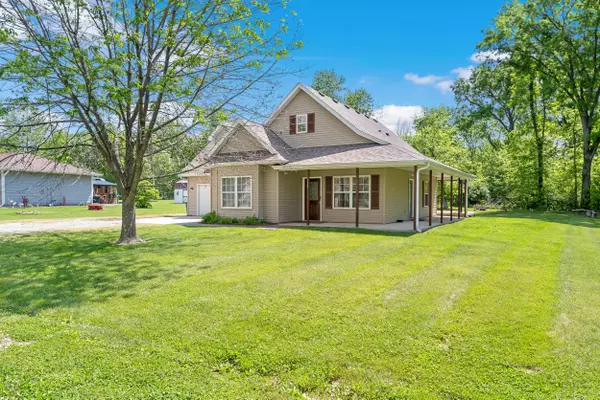 110 Oak LN, Hallsville, MO 65255