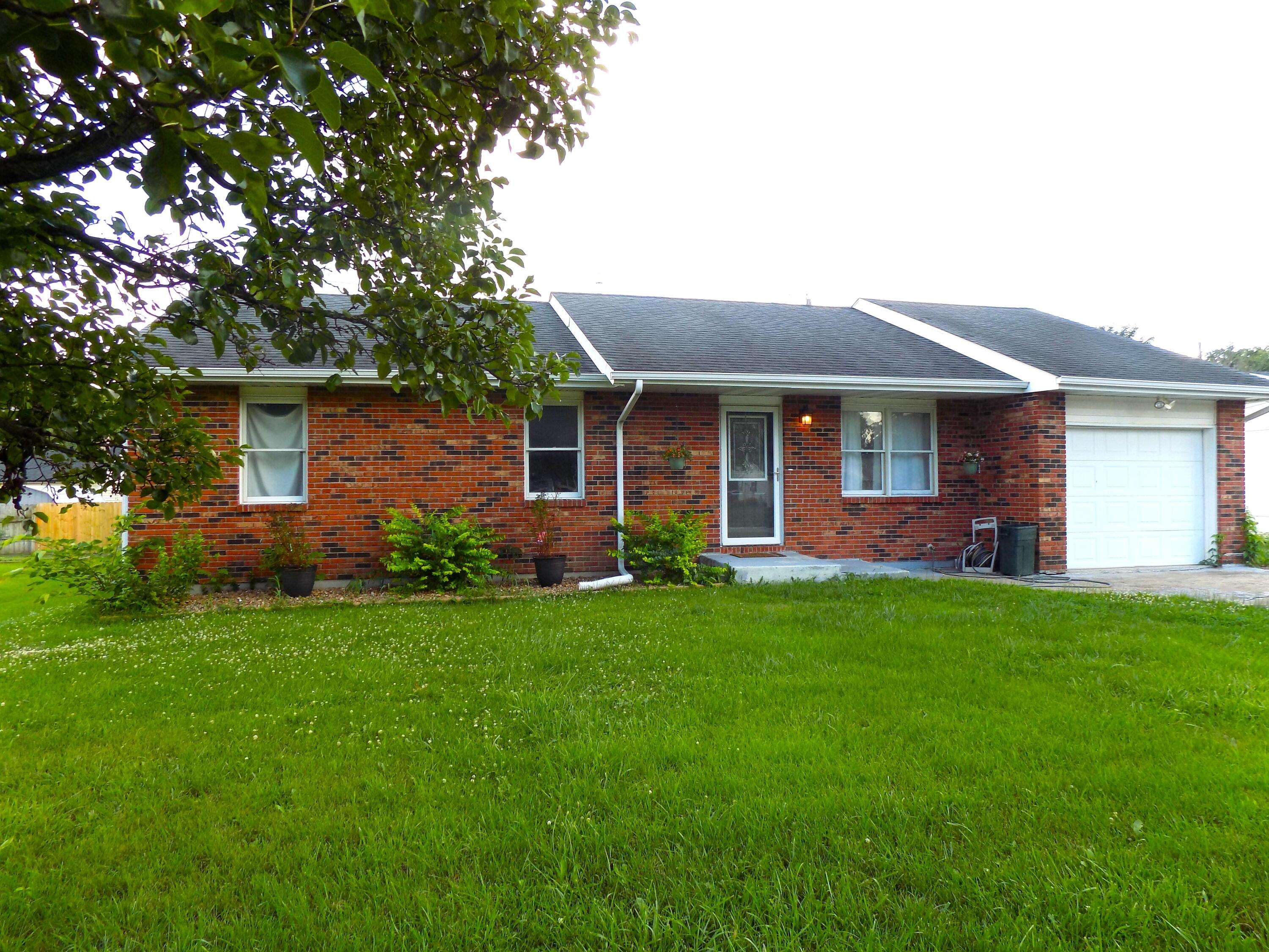 1008 Fairview ST, Centralia, MO 65240
