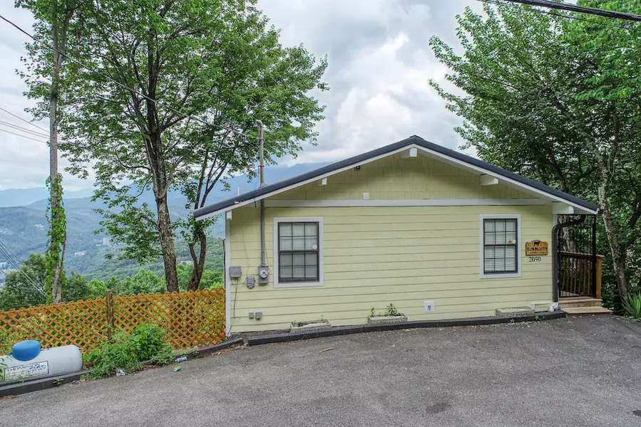 2050 Luzerne DR, Gatlinburg, TN 37738