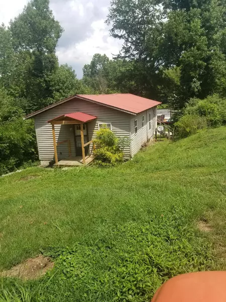 220 Woody Ave, Harriman, TN 37748