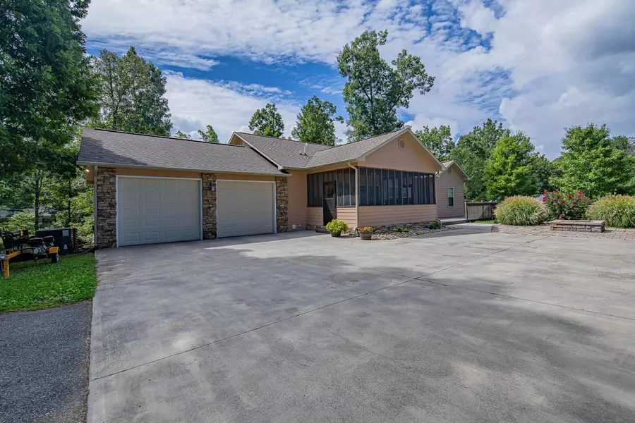 306 White Cap LN, Pigeon Forge, TN 37863