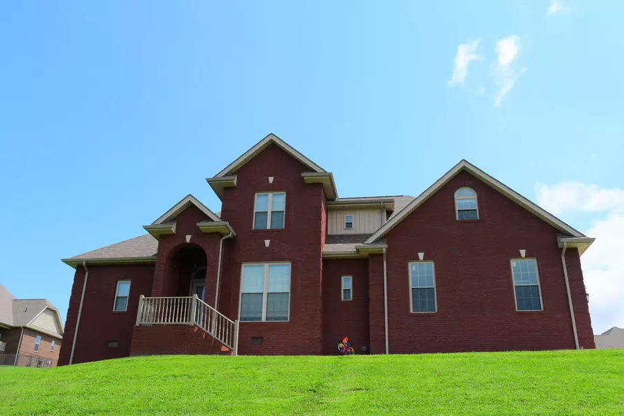 235 Robbins LN, Harrogate, TN 37752