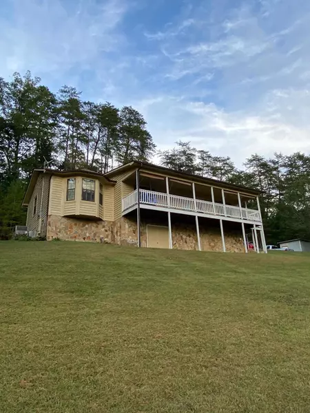 2040 Sulphur Springs Rd, Clinton, TN 37716