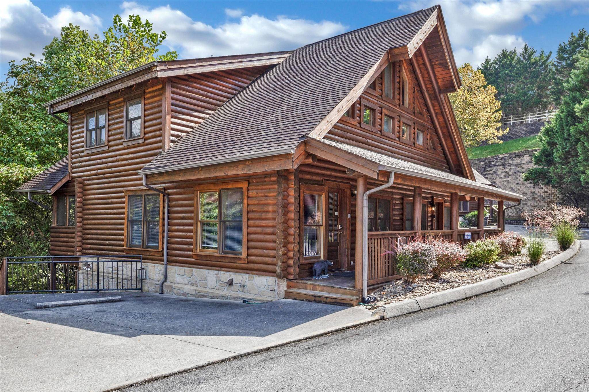 723 Golf View Blvd, Pigeon Forge, TN 37863