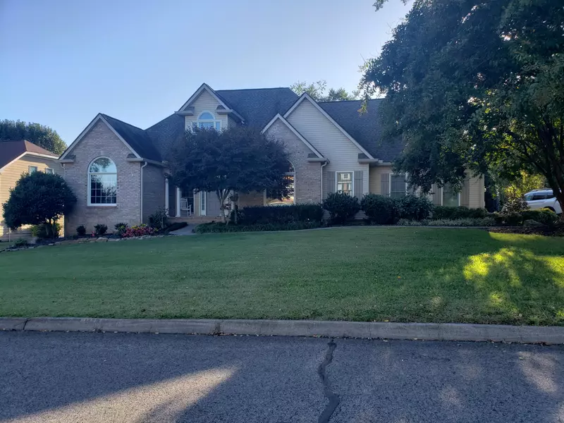 745 Hirst CIR, Lenoir City, TN 37772