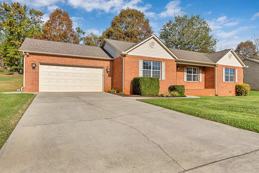 150 Hillsborough LN, Lenoir City, TN 37772