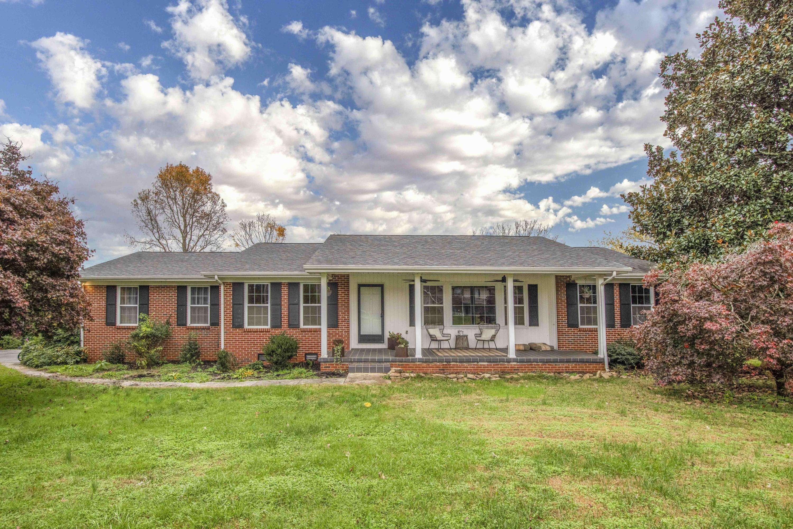 395 Mountain View Rd, Lenoir City, TN 37771
