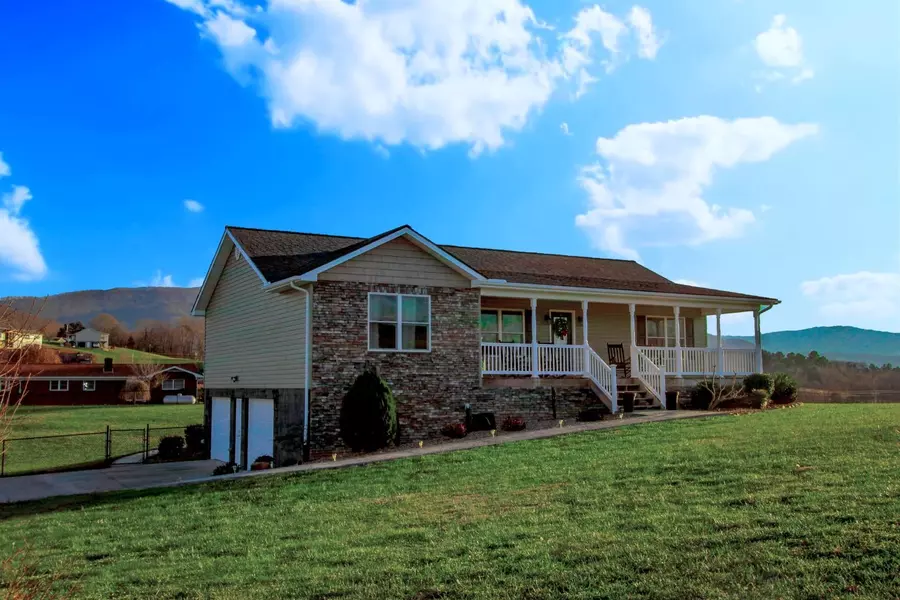 1020 Mountain High LN, Newport, TN 37821