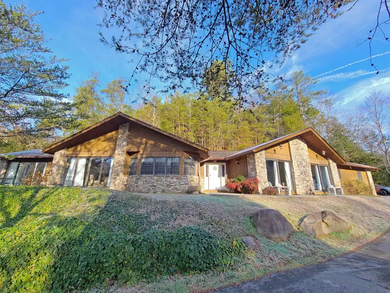 202 Golf Creek Rd, Gatlinburg, TN 37738