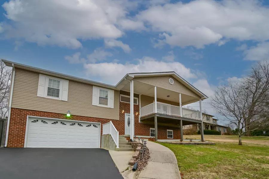 207 Bluff Pointe Rd, Harriman, TN 37748