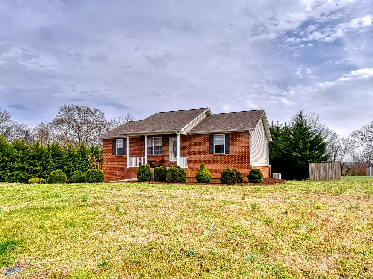 Dandridge, TN 37725,835 Quiet Oaks WAY