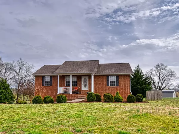 Dandridge, TN 37725,835 Quiet Oaks WAY