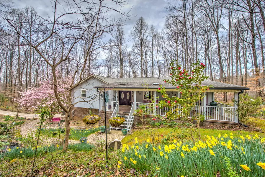 135 Whittier LN, Oliver Springs, TN 37840