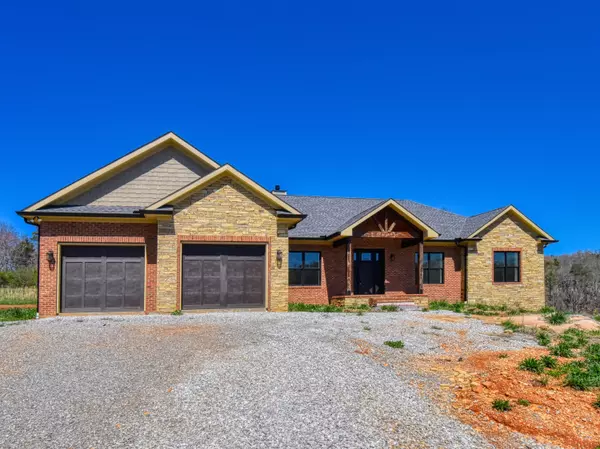 607 Country LN, Lenoir City, TN 37771