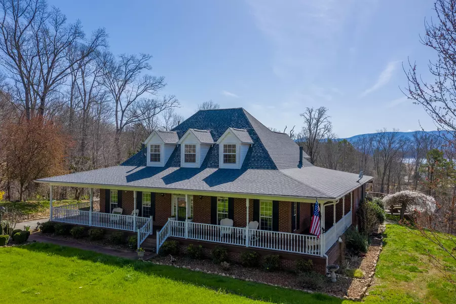 1221 Weaver LN, Dandridge, TN 37725