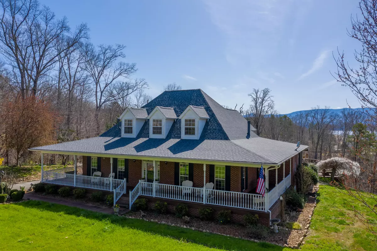 Dandridge, TN 37725,1221 Weaver LN