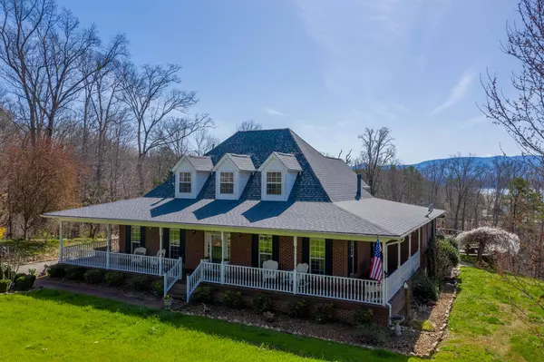 1221 Weaver LN, Dandridge, TN 37725