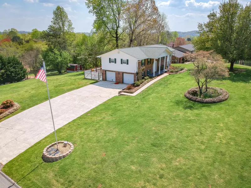 127 Scenic Lake DR, Harriman, TN 37748