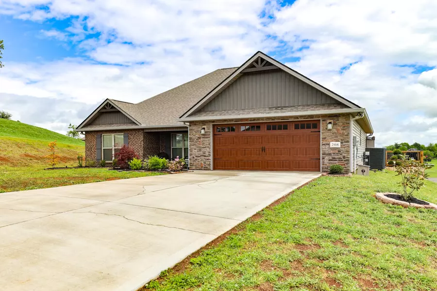 208 Montgomery Farms DR, Friendsville, TN 37737