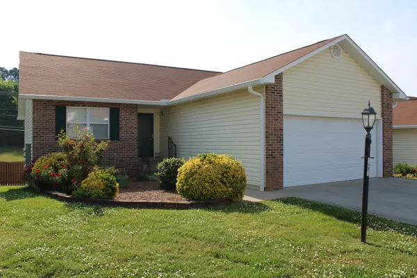 121 Nicolosi Lane LN, Lenoir City, TN 37771