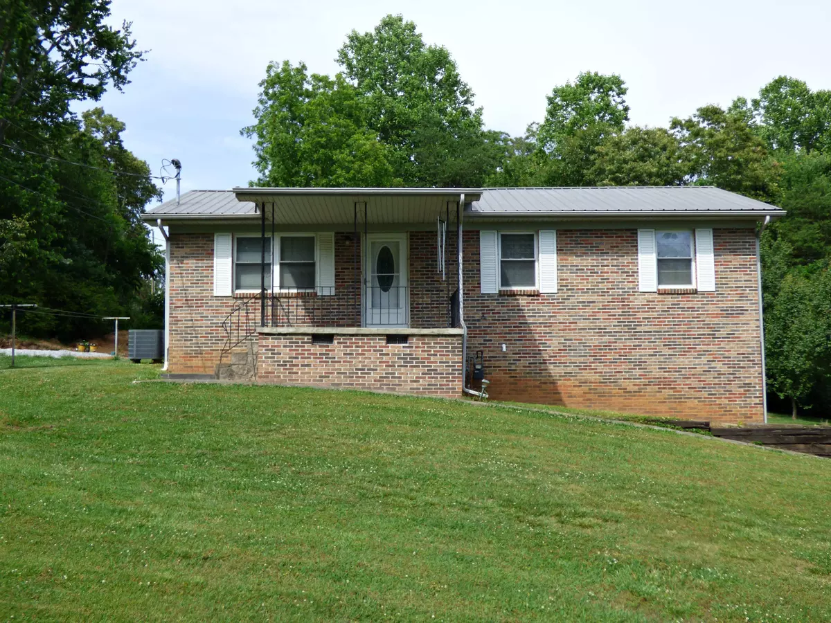 Dandridge, TN 37725,816 Pinecrest DR