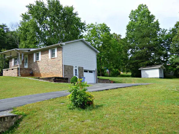 Dandridge, TN 37725,816 Pinecrest DR