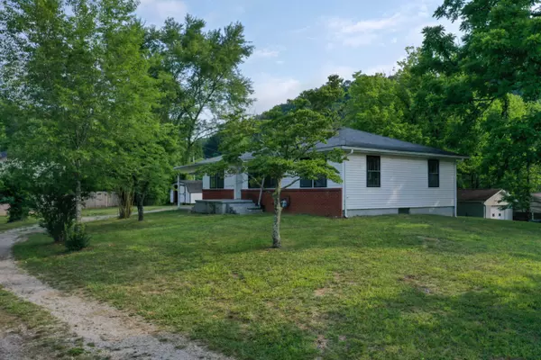 136 Massey LN, Caryville, TN 37714