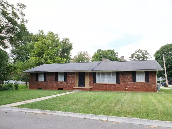 214 Chestnut St, Sweetwater, TN 37874