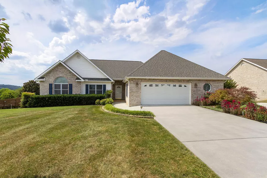 290 Hilltop DR, Lenoir City, TN 37772