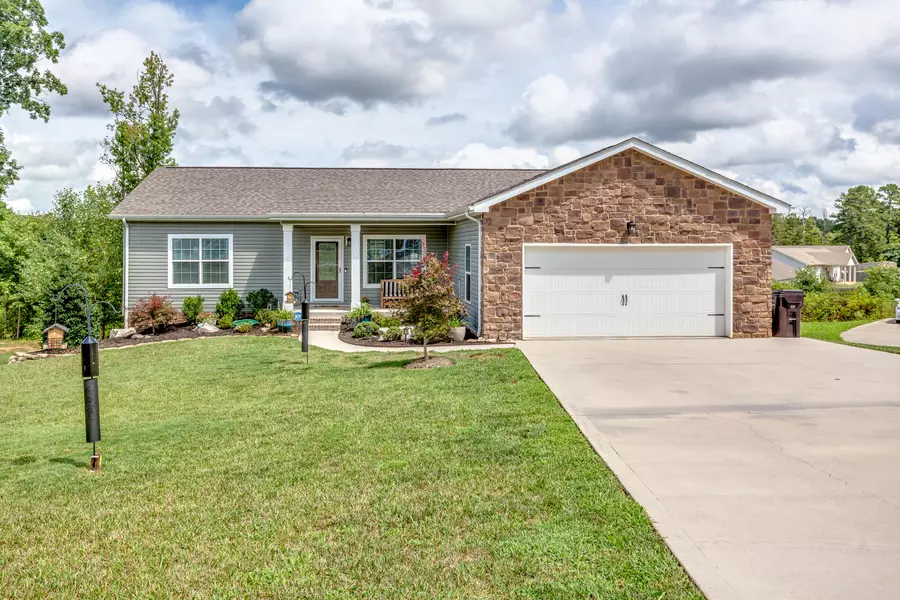 1001 Alexis LN, Lenoir City, TN 37772