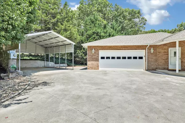 Dandridge, TN 37725,833 Chestnut Grove CIR