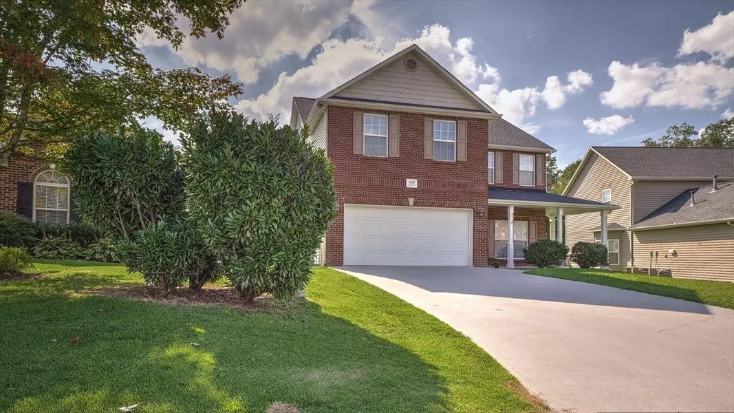 1617 Silver Oak LN, Lenoir City, TN 37772