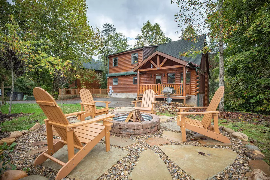 1109 Greenbriar Village LN, Gatlinburg, TN 37738