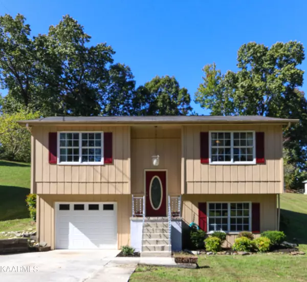 320 Hollifield DR, Jacksboro, TN 37757