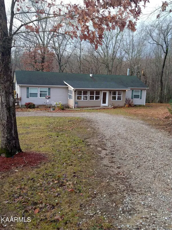 150 Coyote LN, Oneida, TN 37841