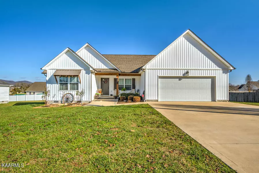 297 Clover CIR, Jacksboro, TN 37757