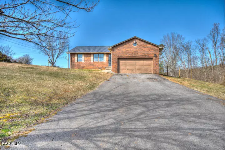 2832 Vicksburg LN, Strawberry Plains, TN 37871