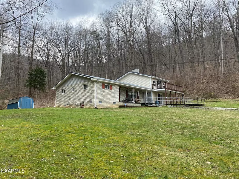 130 Hickory LN, Caryville, TN 37714