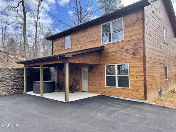 1328 Garrett DR, Gatlinburg, TN 37738