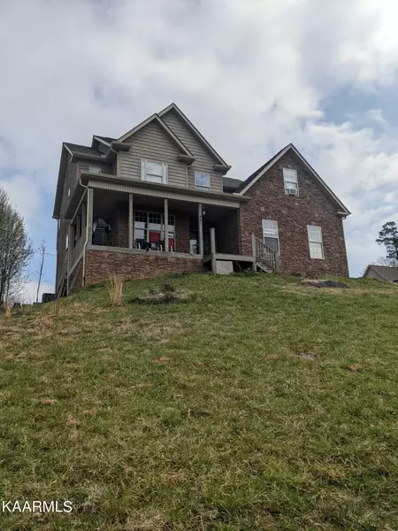 241 Hillside LN, Lenoir City, TN 37771