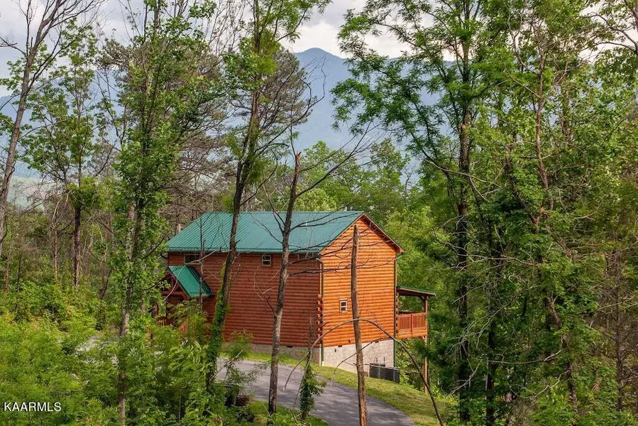 1032 Twin Oaks Rd, Gatlinburg, TN 37738