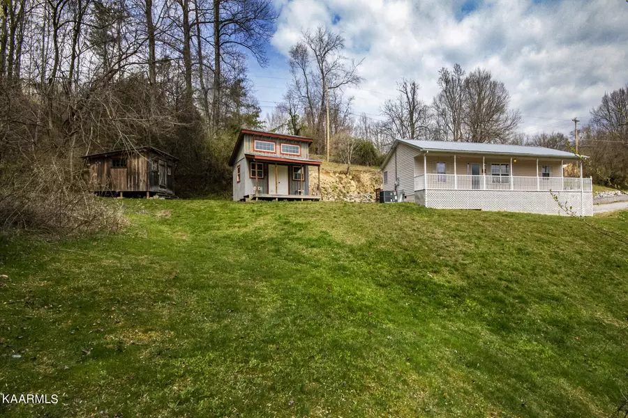 678 Ridge Rd, Caryville, TN 37714