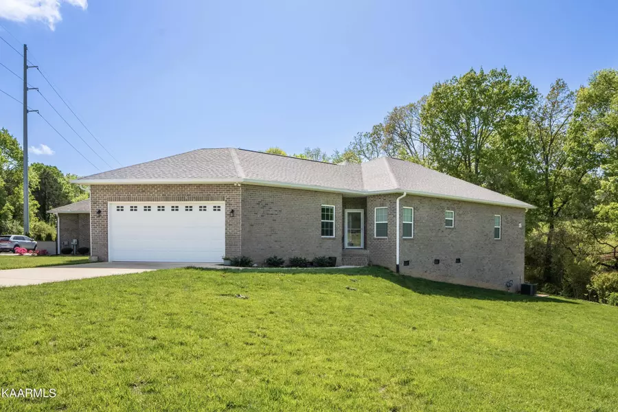 190 Hidden Oaks LN, Lenoir City, TN 37772