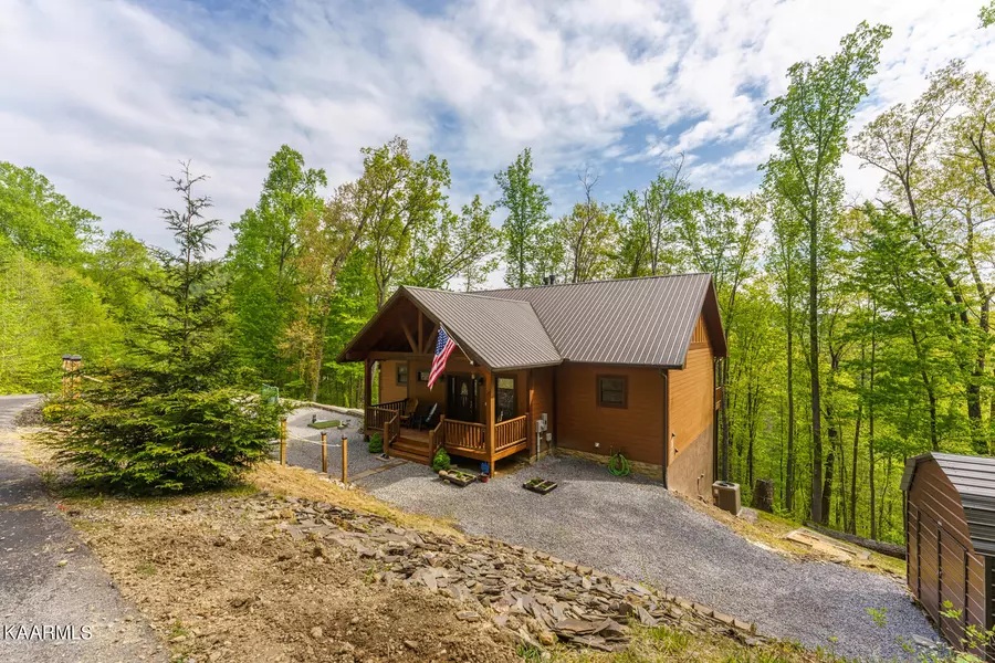 2421 Deep Springs LN, Sevierville, TN 37862